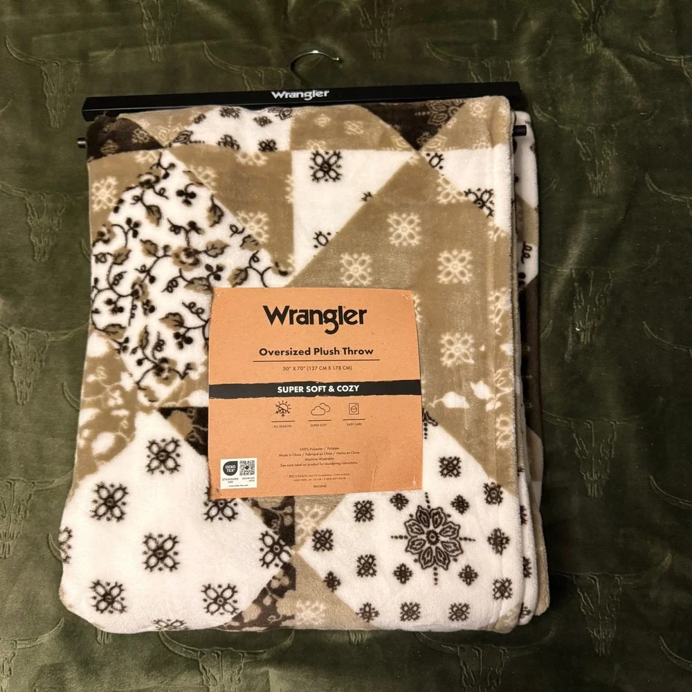 Wrangler Oversized Plush Throw Unisex 50x70 Tan Patchwork NWT Soft Cozy Western
